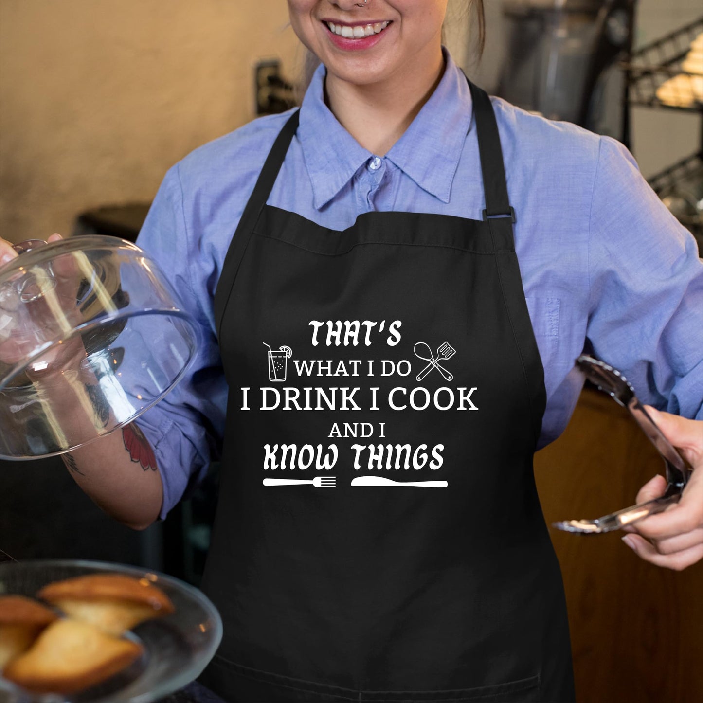 Funny BBQ Black Chef Aprons for Men, I Cook and I Know Things Adjustable Kitchen Cooking Aprons with Pocket Birthday Father’s Day Christmas Valentine’s Day Gifts for Dad, Husband