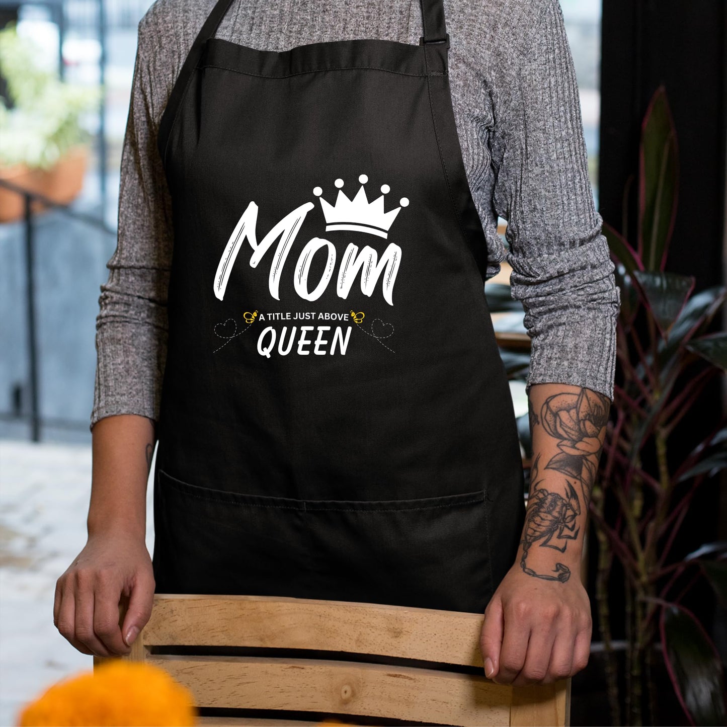 Mom A Title Just Above Queen Funny Aprons for Womens Mom Aprons Gift for Her Chef Apron Kitchen Apron BBQ Apron Grill Apron Mother Day Gift Black Apron