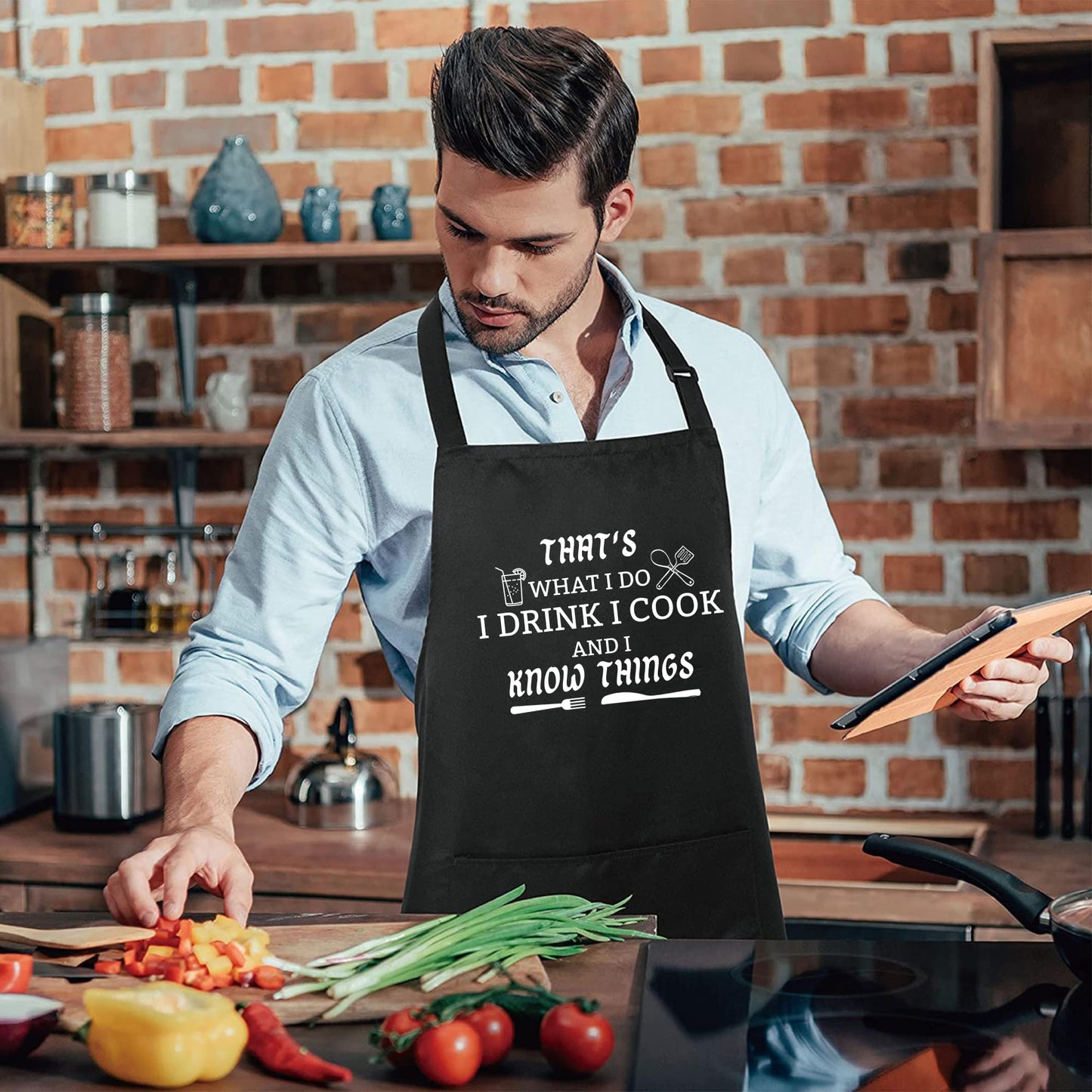 Funny BBQ Black Chef Aprons for Men, I Cook and I Know Things Adjustable Kitchen Cooking Aprons with Pocket Birthday Father’s Day Christmas Valentine’s Day Gifts for Dad, Husband